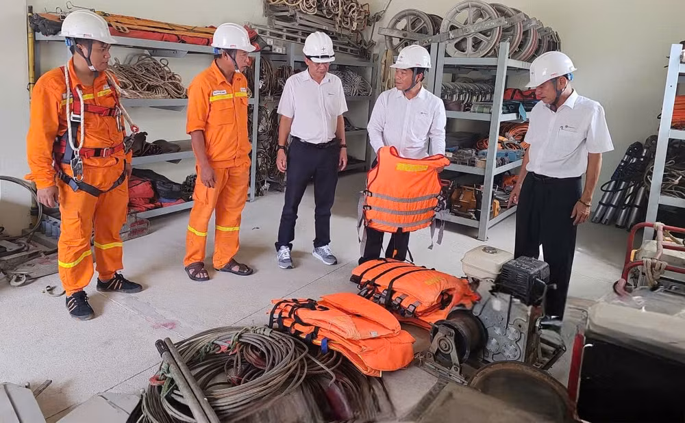 Ông Đinh Văn Cường – Phó Giám đốc, Phó Trưởng ban Chỉ huy PCTT&amp;TKCN PTC3 kiểm tra công tác chuẩn bị ứng phó bão số 13 tại Đội TTĐ Gia Lai