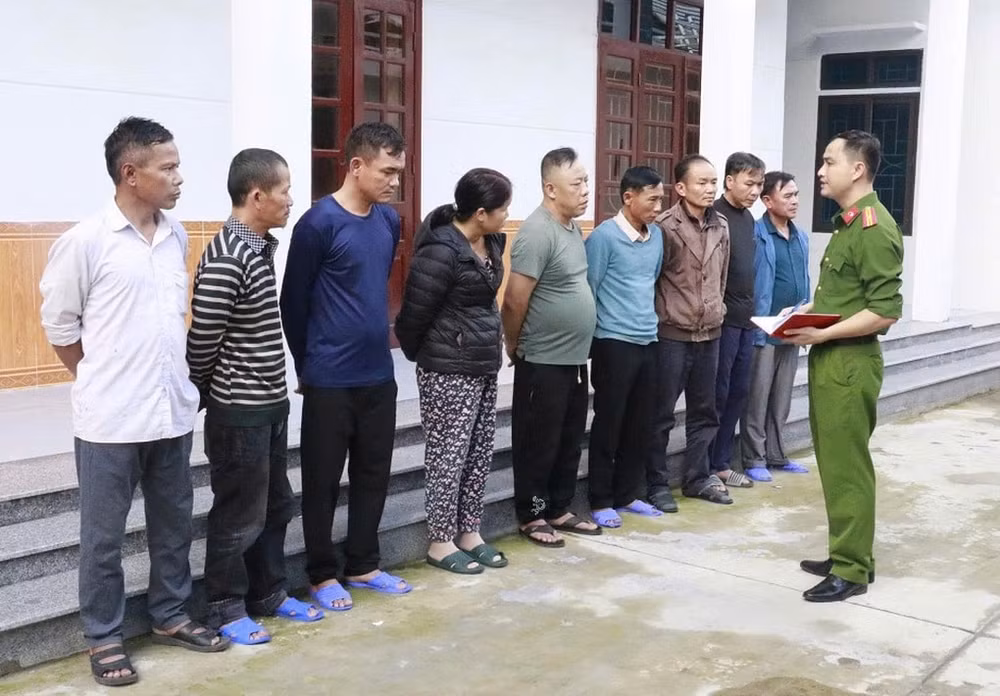 Tạm giữ Sơn Chất và đồng bọn chuyên đến đám ma để... đánh bạc - 1