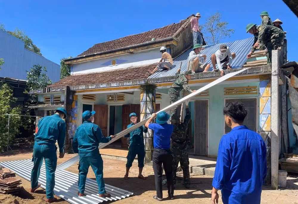 Thủ tướng yêu cầu khẩn trương đánh giá thiệt hại và khắc phục nhanh hậu quả bão, lũ tại khu vực Trung Bộ- Ảnh 1.