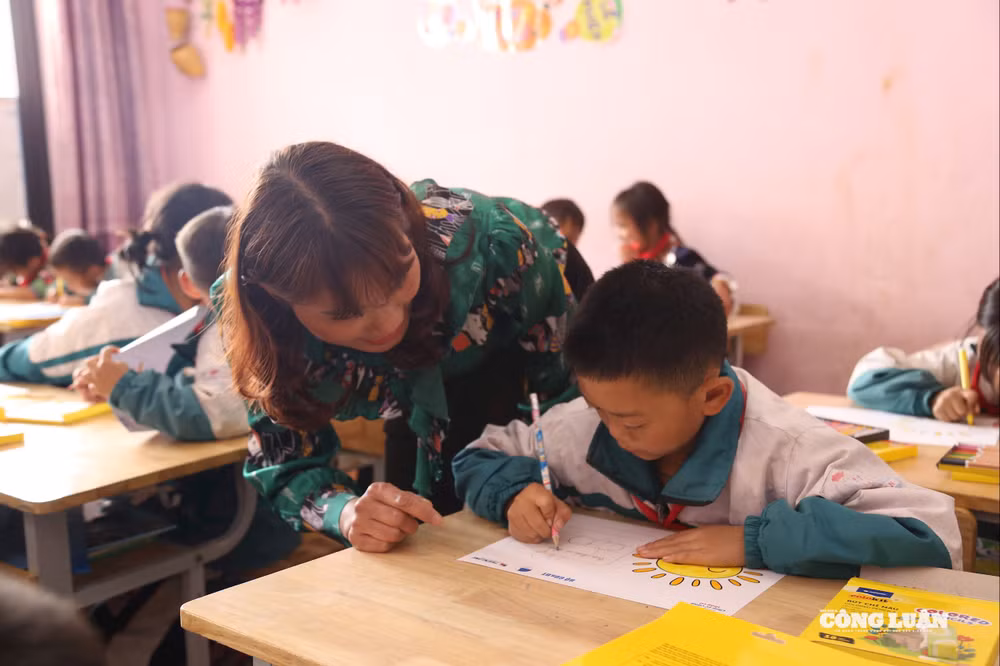 Giáo viên và học sinh giỏi phải tự tìm tòi, mở rộng kiến thức và cập nhật với thế giới, nên một bộ sách riêng là không thực tế, đóng khung tư duy, gây lãng phí, theo nhiều chuyên gia giáo dục.