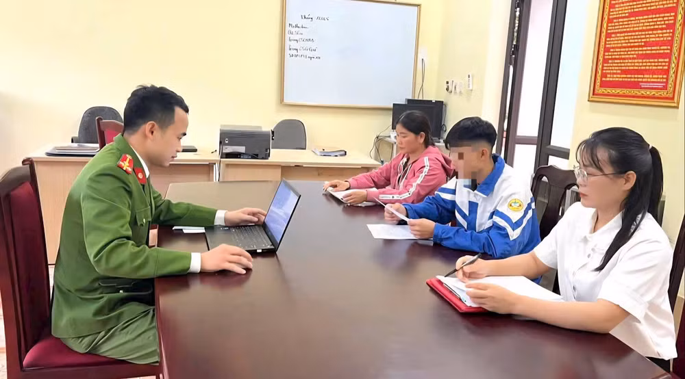 2. Quá trình tống đạt quyết định được thực hiện dưới sự chứng kiến của mẹ bị can - người đại diện hợp pháp