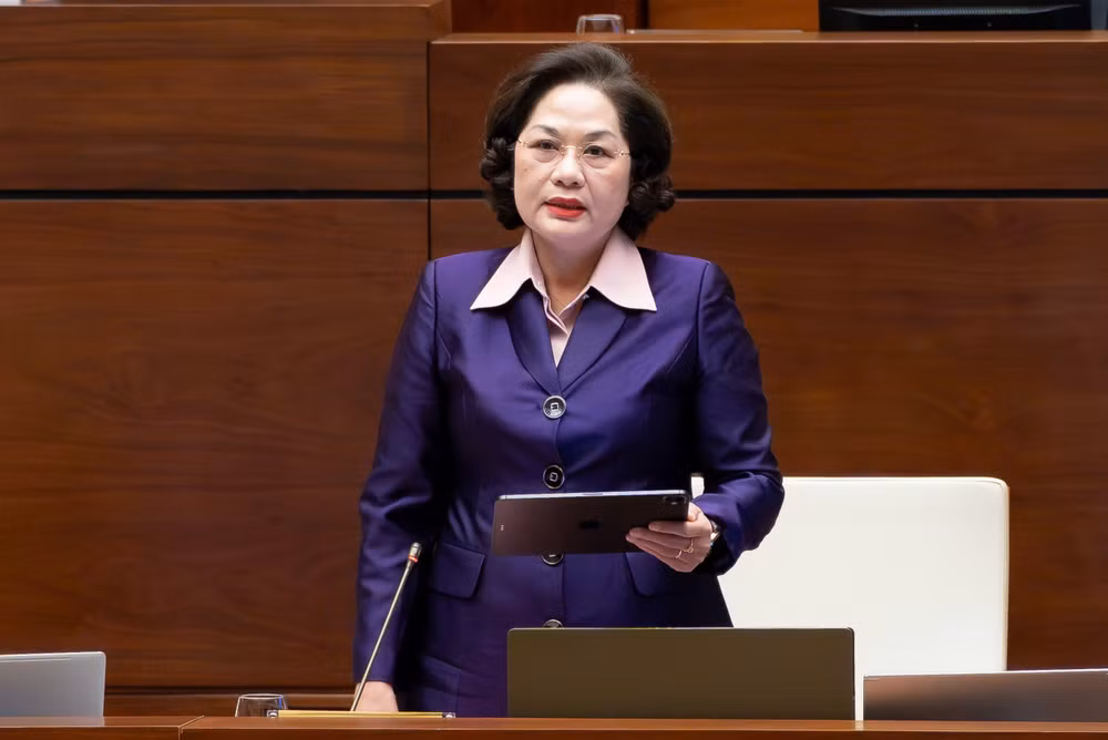 Thống đốc Ngân hàng Nhà nước Việt Nam Nguyễn Thị Hồng phát biểu làm rõ vấn đề các đại biểu Quốc hội nêu