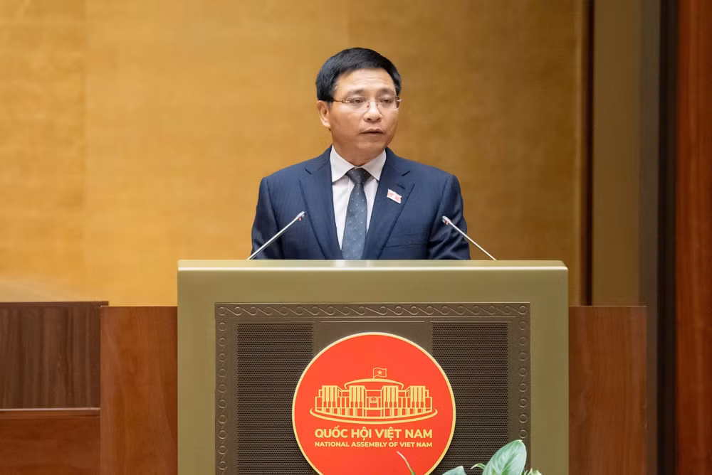 Bộ trưởng Bộ Tài chính Nguyễn Văn Thắng trình bày Báo cáo.