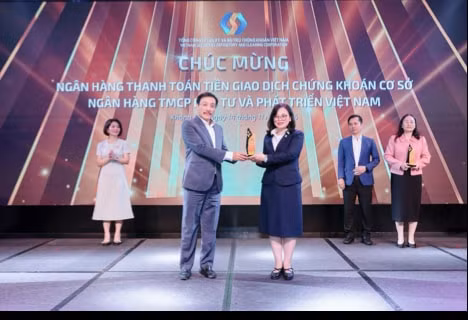 Ông Võ Hải Nam - Giám đốc BIDV chi nhánh Hà Thành - thay mặt ngân hàng nhận biểu trưng “Ngân hàng thanh toán tiền giao dịch chứng khoán cơ sở”