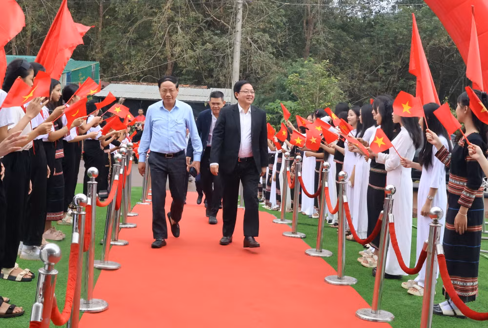 Phó Thủ tướng Hồ Quốc Dũng dự lễ khởi công 7 trường nội trú biên giới tỉnh Gia Lai- Ảnh 1.