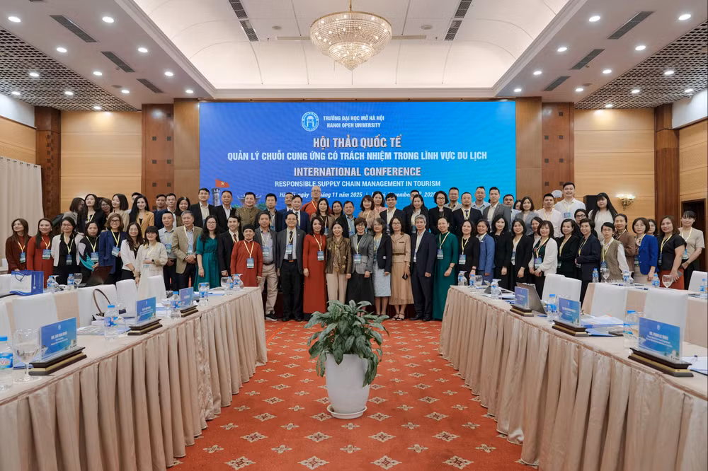 7. Đại biểu chụp ảnh lưu niệm