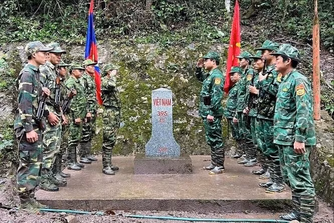 Tổ chức tuần tra song phương, kiểm tra hệ thống đường biên, cột mốc từ mốc 395 đến 396.
