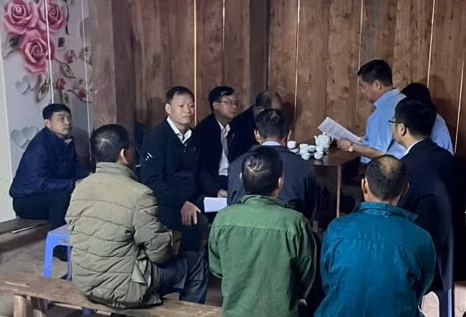 Sơn La tăng cường quản lý, hướng dẫn hoạt động tôn giáo ở vùng biên theo đúng pháp luật. Trong ảnh, Tổ công tác làm việc điểm nhóm bản Him Pén, xã Chiềng Sơn