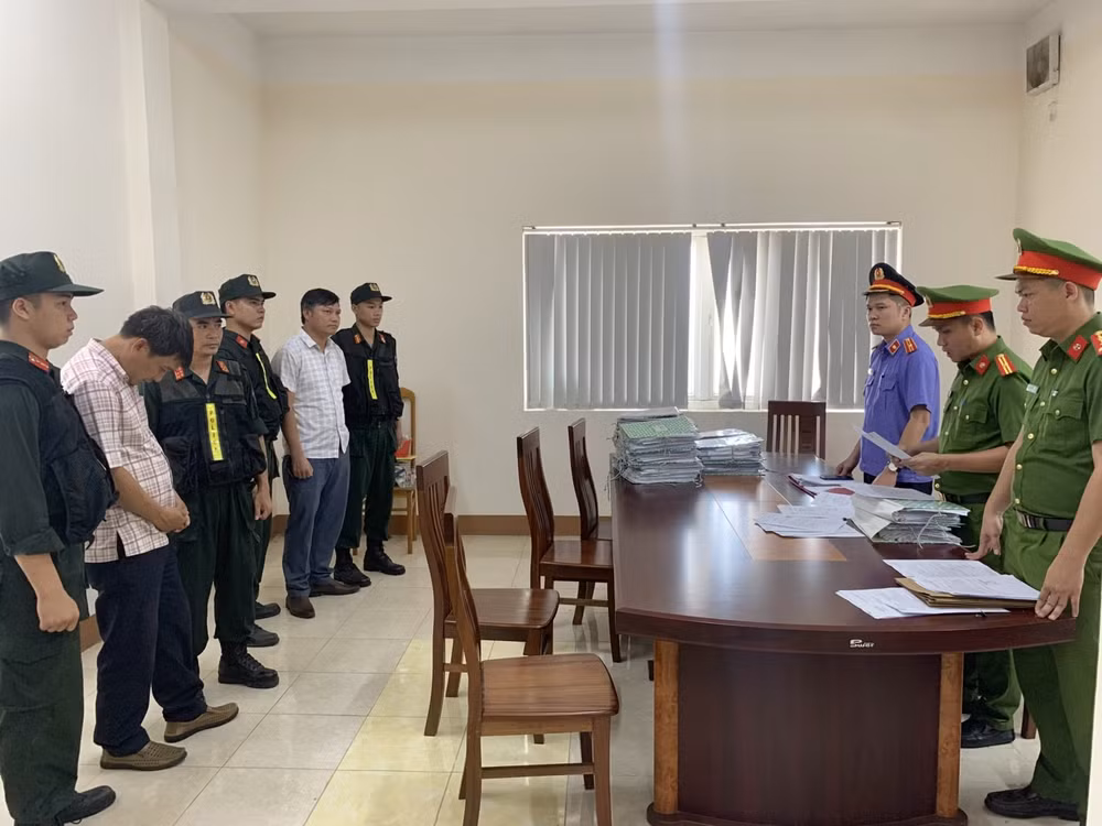 quang tri bat 4 can bo huyen huong hoa vi pham phap luat lien quan dat dai hinh 1