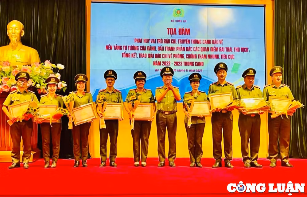 nguoi trung ta cong an nang long voi nghe bao hinh 6