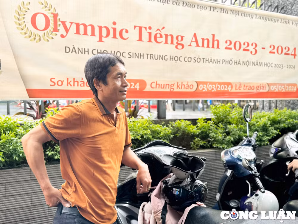 phu huynh ngoi xom thap thom ngong con thi mon dau tien cua ky thi thpt 2024 hinh 4