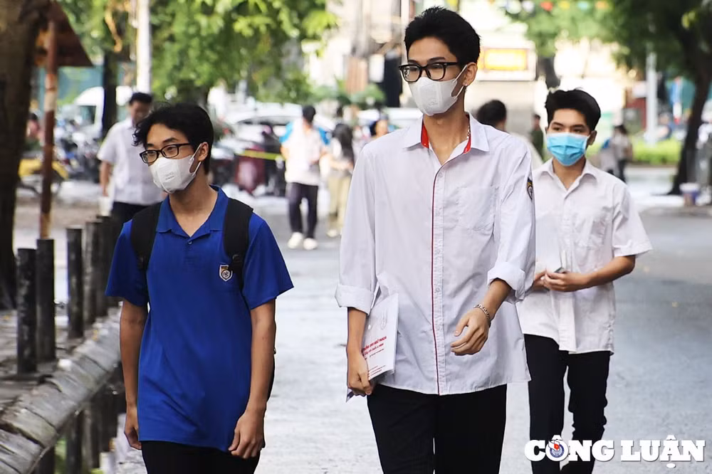 ha noi thi sinh bo bot tu dui xuong ban chan duoc thanh nien tinh nguyen ho tro dua vao phong thi hinh 1