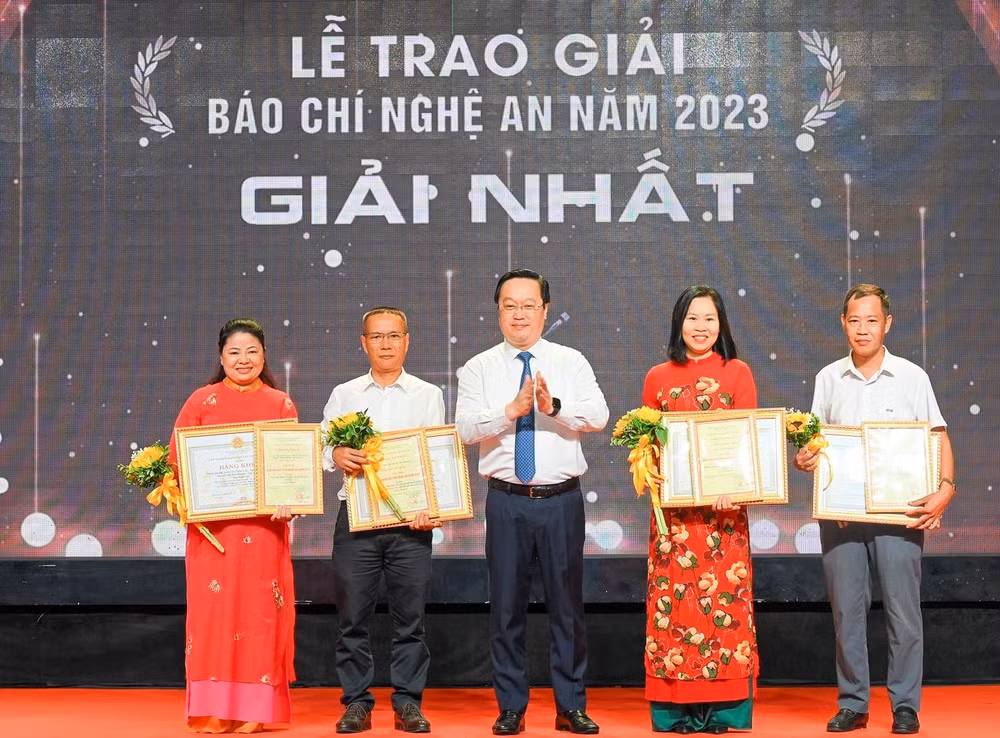 nghe an trao 34 tac pham doat giai bao chi nam 2023 hinh 1