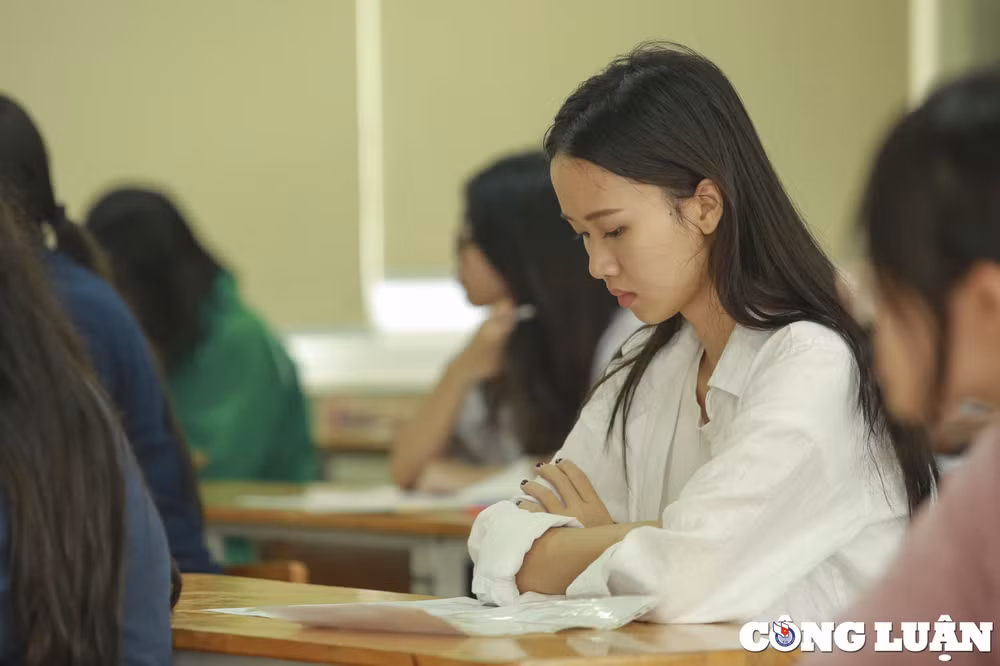 thi sinh tai ha noi xep hang dai cho xem thong tin vao lam thu tuc du thi thpt 2024 hinh 13