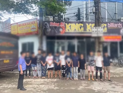 ha noi bat giu 12 doi tuong phong xe lang lach danh vong gay tai nan hinh 1
