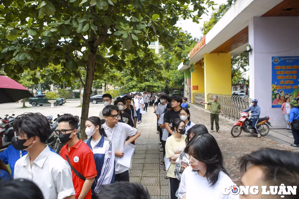 thi sinh tai ha noi xep hang dai cho xem thong tin vao lam thu tuc du thi thpt 2024 hinh 2