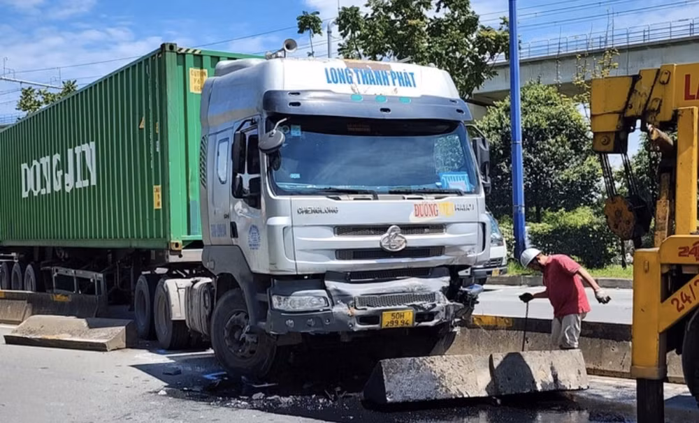 tp hcm tai nan lien hoan 4 xe tren xa lo ha noi hinh 1