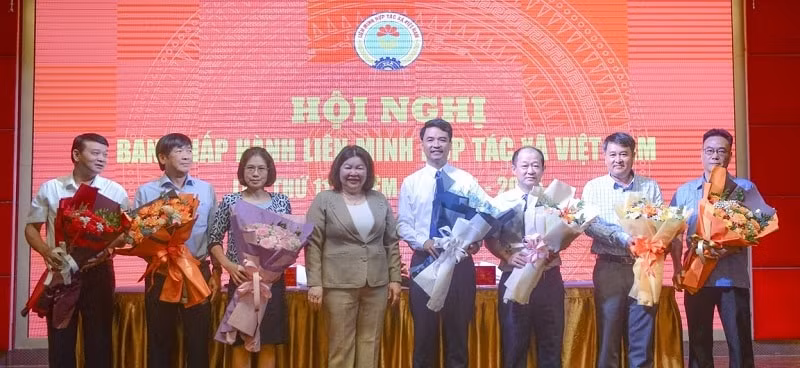 chu tich hoi nong dan tinh ninh binh duoc bau giu chuc pho chu tich lien minh htx viet nam hinh 1