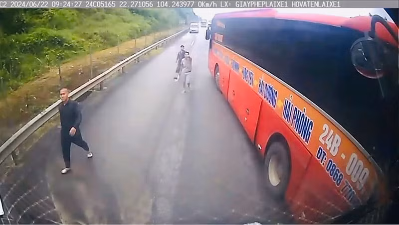 lai phu xe truc nguu hanh hung tai xe xe tai tren cao toc noi bai lao cai hinh 1