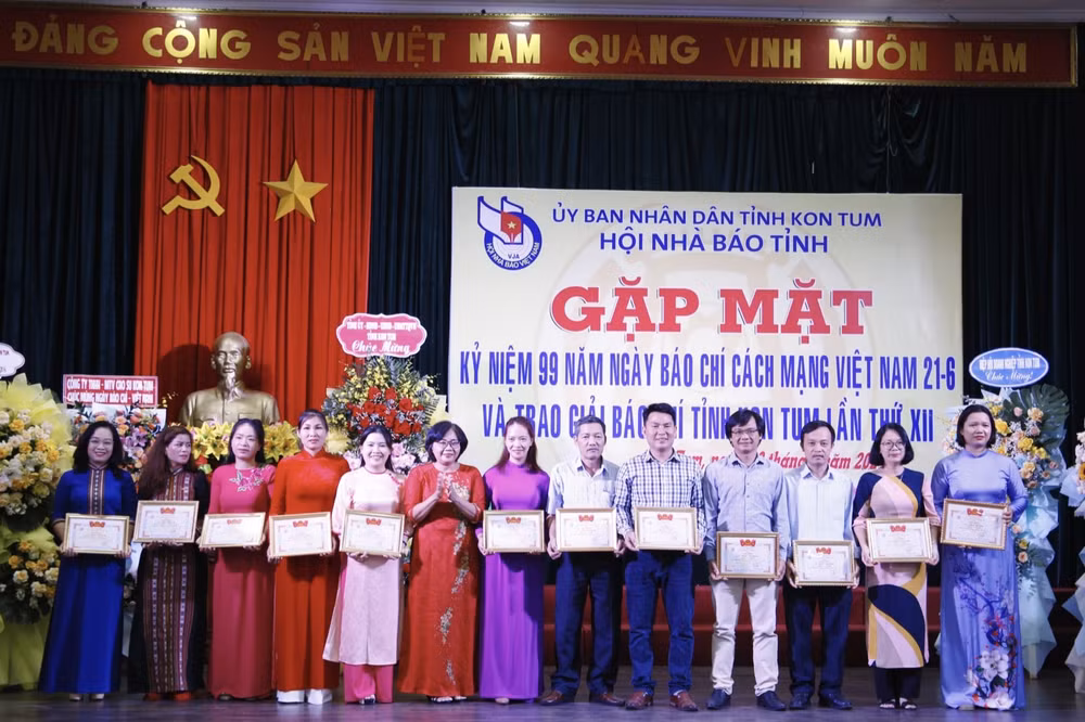 hoi nha bao tinh kon tum trao giai bao chi tinh lan thu xii hinh 1