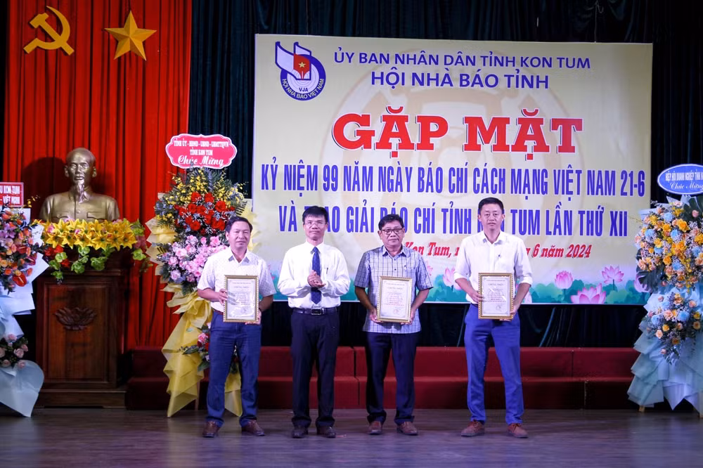 hoi nha bao tinh kon tum trao giai bao chi tinh lan thu xii hinh 2