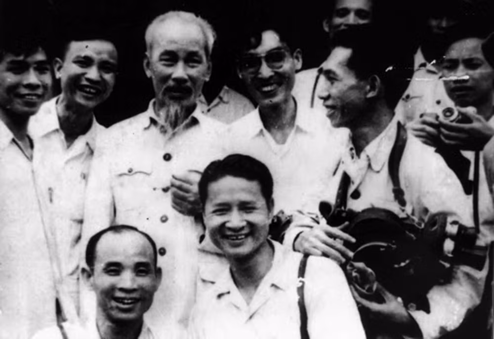 nhiem vu cua bao chi la phuc vu nhan dan phuc vu cach mang hinh 2