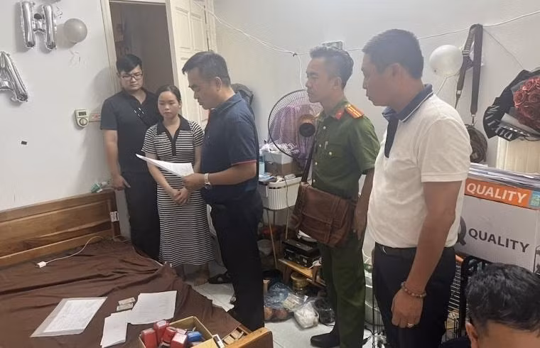 bat giu 2 doi tuong lam gia nhieu con dau giam doc truong khoa benh vien tai ha noi hinh 1