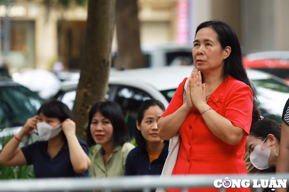 phu huynh chap tay doc ten so bao danh si tu truoc cong truong cau mong con thi tot hinh 5