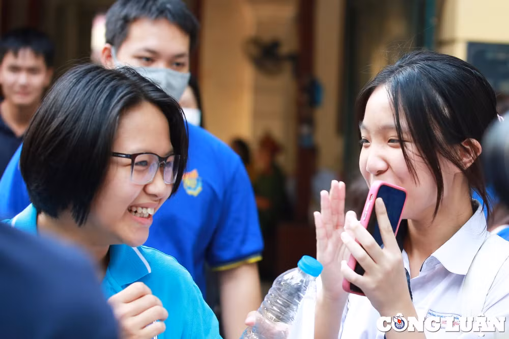 hoan thanh bai thi mon ngoai ngu thi sinh nhay mua cung nhau ra khoi diem thi hinh 6