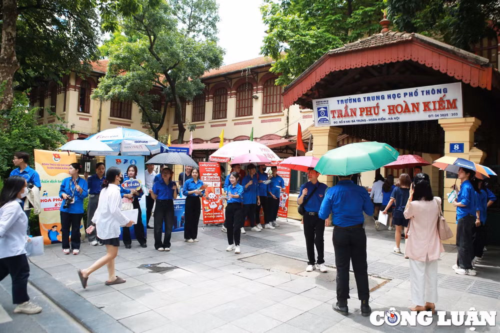 phu huynh chap tay doc ten so bao danh si tu truoc cong truong cau mong con thi tot hinh 2