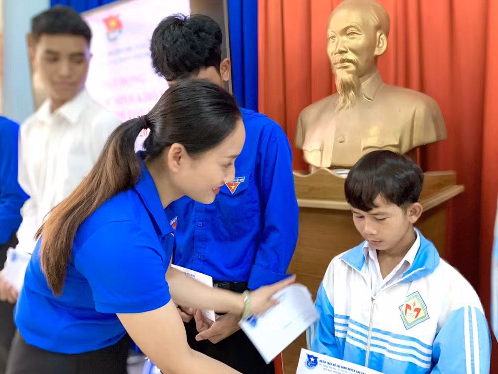 gia lai sy tu ti hon cau thu bong da no luc vuot vu mon hinh 2