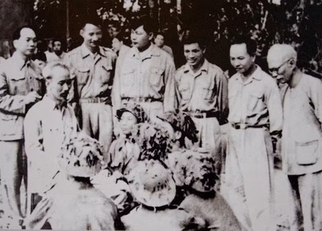 Thiếu tướng Hoàng Văn Thái (hàng sau, thứ hai từ trái sang, đứng cạnh Đại tướng Võ Nguyên Giáp) cùng Bác Hồ tới thăm hỏi, động viên cán bộ, chiến sỹ lập thành tích xuất sắc trong Chiến dịch Điện Biên Phủ năm 1954. (Ảnh: Tư liệu/TTXVN phát)