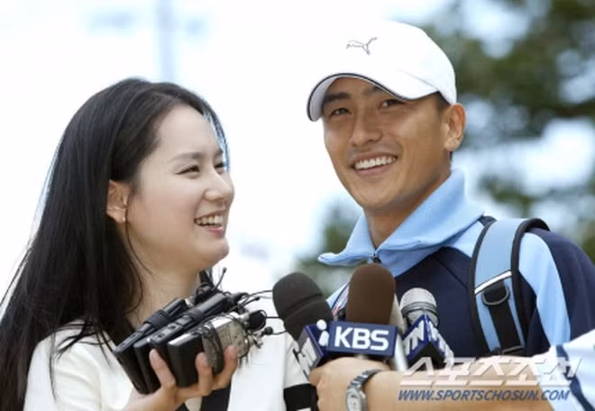 Ahn Jung-hwan là một trong những cái tên nổi bật nhất. Anh thuộc thế hệ vàng giành hạng 4 World Cup 2002 và được đặc cách chỉ phải đi nghĩa vụ quân sự 3 tuần như Son Heung-min. Ảnh: Chosun