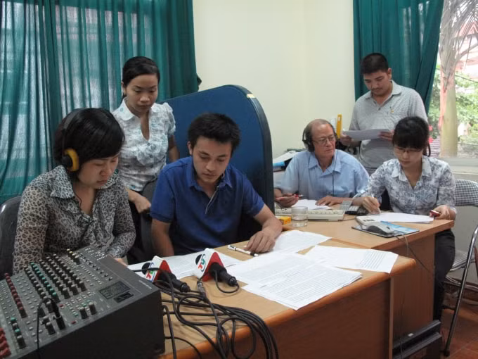 Biên dịch viên, kỹ thuật viên Đài PTTH Thái Nguyên thực hiện chương trình buổi lễ.
