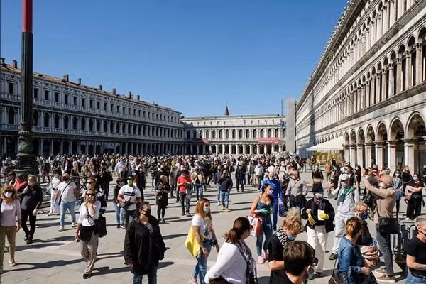 Nhiều người dân Italia tụ tập tại Quảng trường St.Mark ở thành phố Venice. Ảnh: Reuters