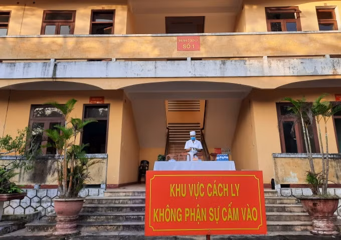 Tiến hành cách ly hàng trăm người về từ TP Hồ Chí Minh và Hà Nội.