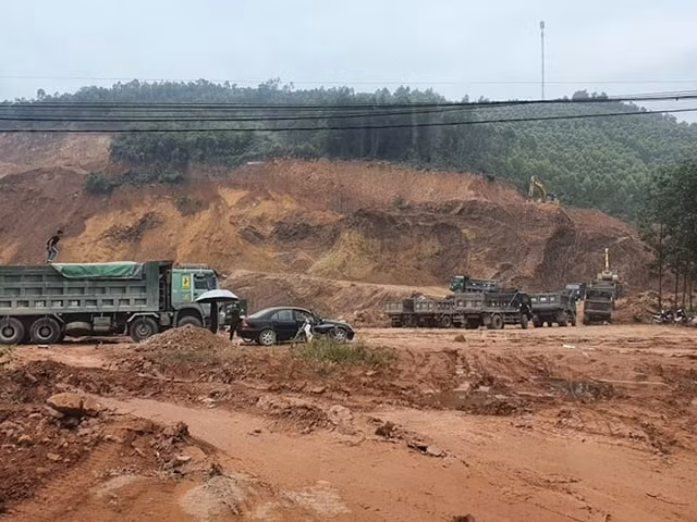 Hàng chục xe trọng tải lớn có dấu hiệu quá tải 