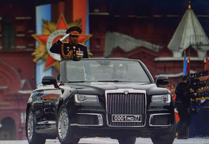 Bộ trưởng quốc phòng Nga Sergei Shoigu chỉ huy duyệt binh.