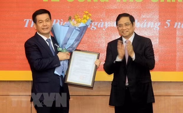 Trưởng ban Tổ chức Trung ương Phạm Minh Chính trao quyết định cho ông Nguyễn Hồng Diên. Ảnh: TTXVN