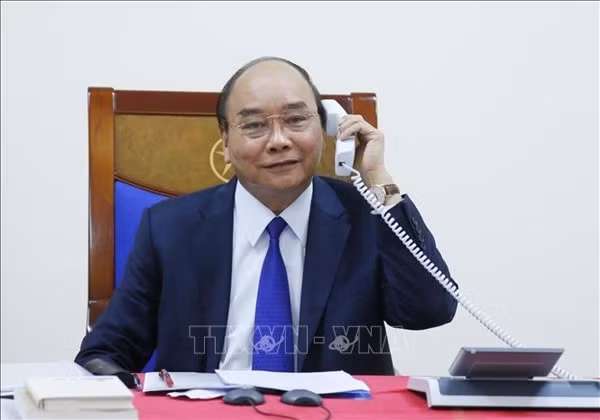 Thủ tướng Nguyễn Xuân Phúc điện đàm với Tổng thống Hoa Kỳ Donald Trump. Ảnh: TTXVN