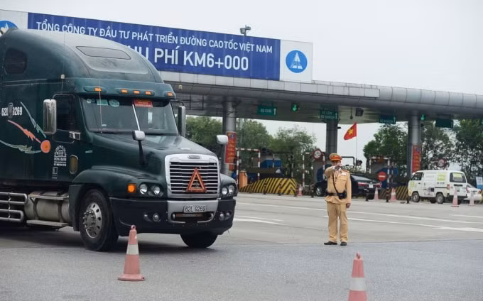 Lực lượng CSGT trên toàn quốc sẽ ra quân tổng kiểm soát, xử lý phương tiện vi phạm từ ngày 15/5 - 14/6 (Ảnh minh họa)