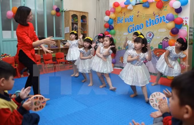 Tình trạng giáo viên mầm non ra trường lương thấp hơn lương cơ bản là một trong những bất cập cần sửa đổi (ảnh minh họa - nguồn internet).