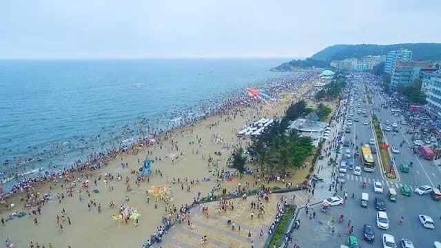 Biển Sầm Sơn (Thanh Hóa) thu hút đông khách du lịch sau thời gian dài cách ly.