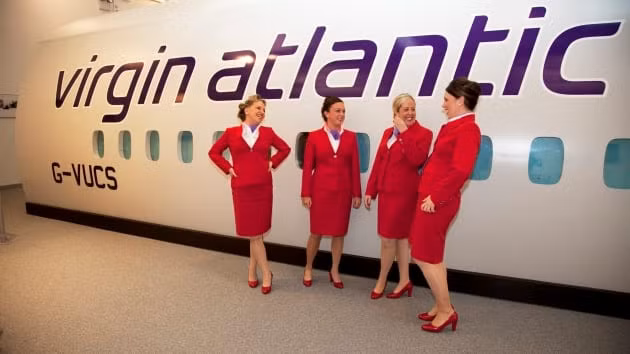 Huấn luyện tiếp viên hàng không Virgin Atlantic tại một cơ sở ở Crawley, Anh. Ảnh: Getty