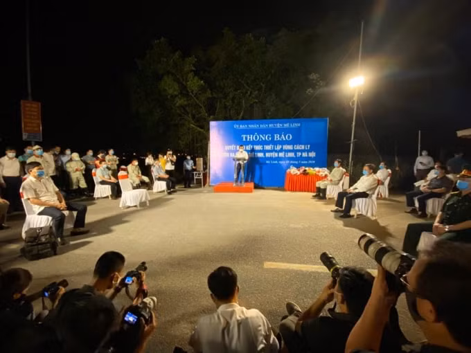 Cơ quan chức năng đọc thông báo kết thúc cách ly tập trung ở thôn Hạ Lôi. Ảnh TL