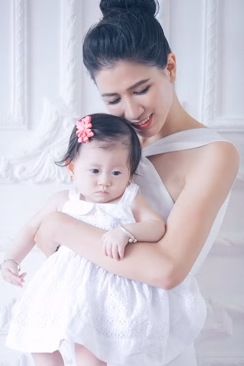 Trang Trần bên con gái hồi 7 tháng tuổi.