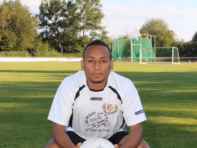 Cựu cầu thủ Schalke, Hiannick Kamba bất ngờ xuất hiện&nbsp;sau 4 năm được cho là đã qua đời. Ảnh: dailymail