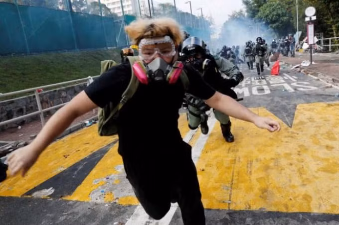 Một sinh viên biểu tình chạy trốn khỏi khuôn viên đại học Hong Kong. Ảnh: Reuters