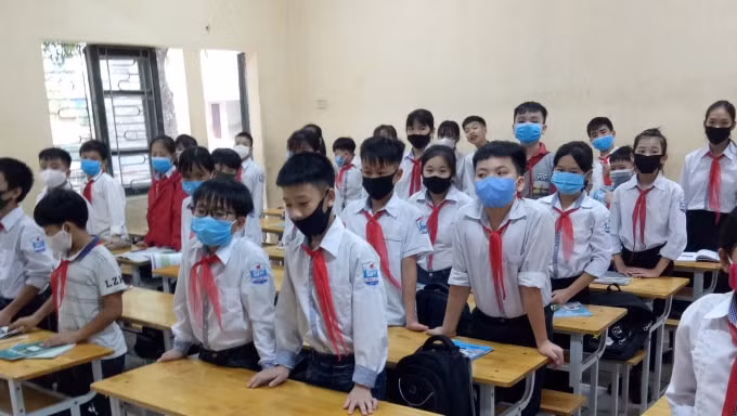 Những lớp học đông đúc, trời nắng nóng thì việc đeo khẩu trang cả ngày là một thách thức rất lớn đối với học sinh (ảnh minh họa - nguồn TL).