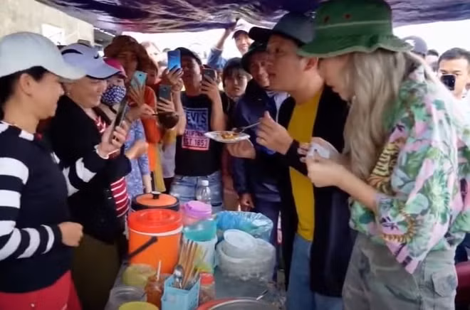 Người dân vây quanh Trường Giang và Quỳnh Anh Shyn.